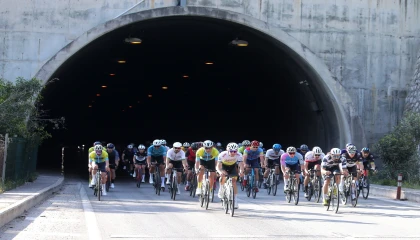 Kemerde pedallar dostluk için döndü