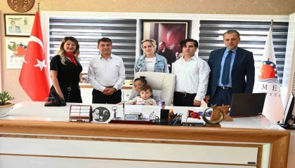 Kemerde belediye başkan koltuğu 1 günlüğüne minik Egenin oldu