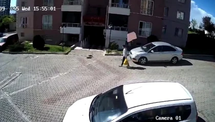 Kılpayı kurtuldu: Çatından düşen fayans az kalsın çocuğun kafasına çarpıyordu