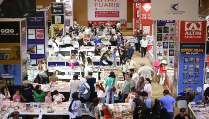 Kitap tutkunları Kepez Kitap Fuarına akın etti