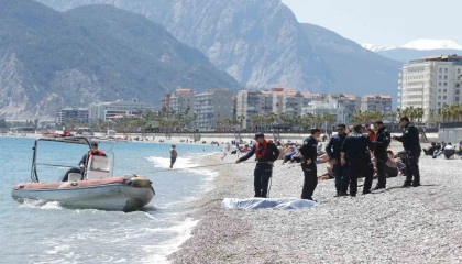 Kıyafetleriyle denize giren şahıs hayatını kaybetti