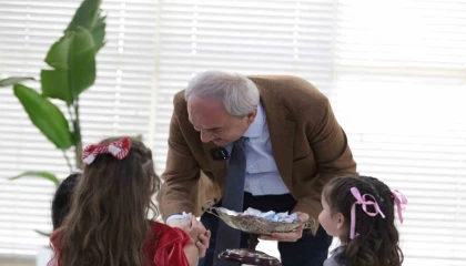 Kocagöz, çocuklarla bayramlaştı