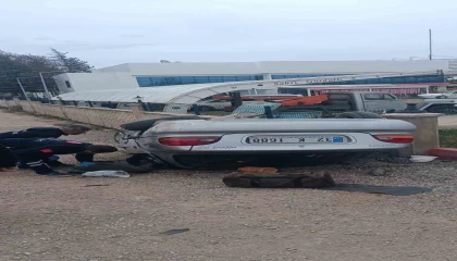 Kontrolden çıkan otomobil akaryakıt istasyonunun duvarına çarptı: 1 ölü, 1 yaralı