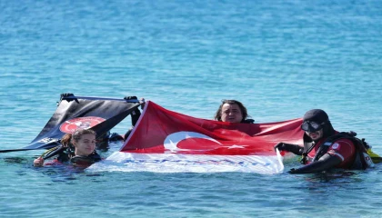 Konyaaltı sahilini ve denizi temizlediler