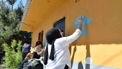 Köy okulunun duvarlarını boyadılar