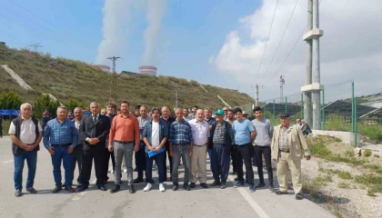 Köylüler, kül yağdıran termik santral için eylem yaptı