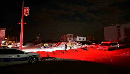 Kum yığınını fark etmeyen motosikletteki 2 genç ağır yaralandı