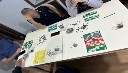 Kumar oynatıp canlı yayınladı, polis baskın yaptı