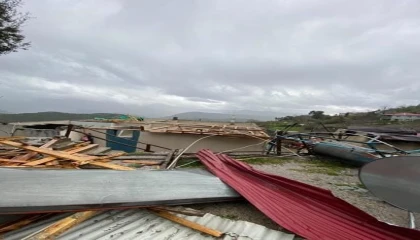 Kuvvetli rüzgar çatıları uçurdu