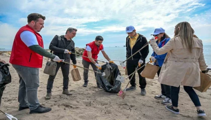 Mersinde 182 kişi sahiller için birleşti, 580 kilo çöp toplandı
