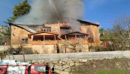 Mersinde 3 katlı evde yangın