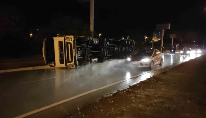 Mersinde boya yüklü tır devrildi