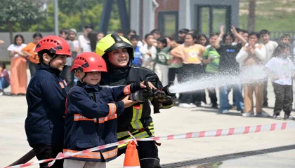 Mersinde çocuklar bir günlüğüne itfaiyeci oldu