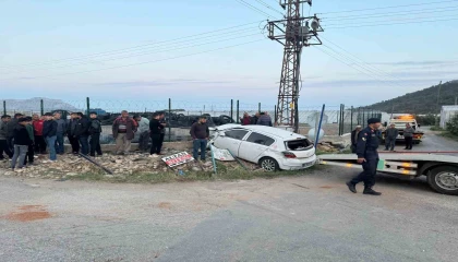 Mersinde kamyonet ile otomobil çarpıştı: 1 ölü, 5 yaralı