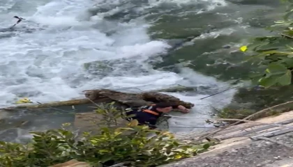 Mersinde nehre düşen telefonu itfaiye ekipleri çıkardı