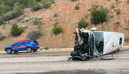 Mersinde servis minibüsü devrildi: 10 yaralı