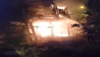 Metruk evde çıkan yangında alevler geceyi aydınlattı