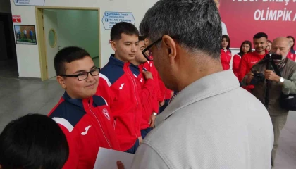 Milli atıcı Yusuf Dikeç, genç sporculara hediyeler dağıttı