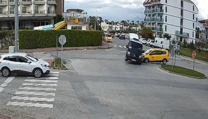 Minibüs ile ticari taksi kavşakta çarpıştı: 2si turist 3 yaralı