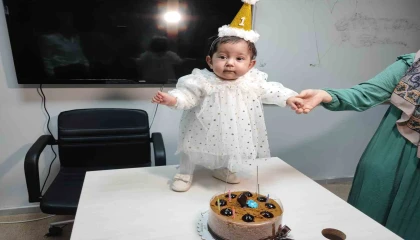 Minik Asel 1inci yaşını hastanede kutladı