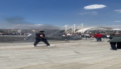 Modifiye festivalinde drift atan Tofaş alev aldı, sürücünün müdahalesiyle söndürüldü