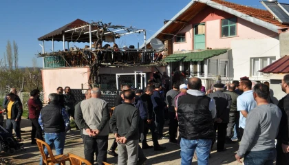 Motosiklet kazasında hayatını kaybeden öğretmen 2 ay önce ölen babasının yanına defnedildi