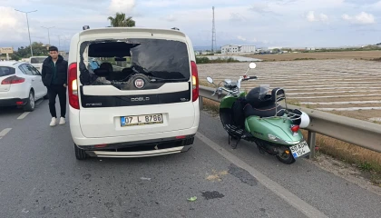 Motosiklet sürücüsünü başındaki kask kurtardı