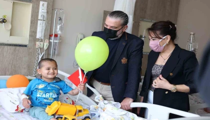 MÜSİAD Antalyadan kanserle mücadele eden çocuklara bayram hediyesi