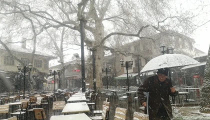 Nisan ayında yağan kar Ispartanın Yalvaç ilçesini beyaza bürüdü