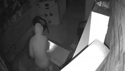 O anlar kamerada: Duvar delip iş yeri soydu, yakalanınca inkar etti