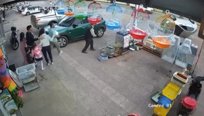 O anlar kamerada: Kayan otomobil kaldırıma çarpıp ters döndü