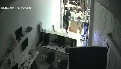 O anlar kamerada: Maskeli hırsız 3 defa gidip geldi, iş yerini soydu