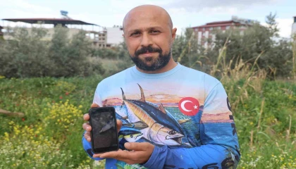 Oltasına takılan köpek balığı yavrusunu nasihat ederek denize bıraktı