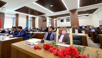 Onikişubat Belediye Meclisi, vefat eden Menderes Akıllıyı unutmadı