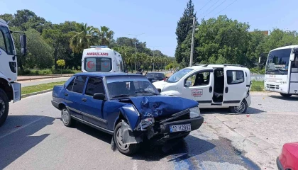 Önünde seyreden araca arkadan çarptı, o anlar güvenlik kamerasına yansıdı