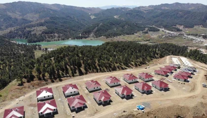 Orman ve baraj manzaralı deprem konutları