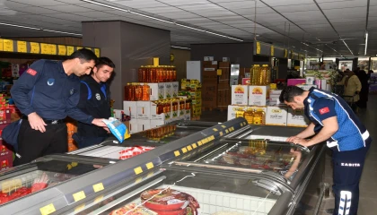 Osmaniye zabıtasından marketlerde son kullanma tarihi denetimi