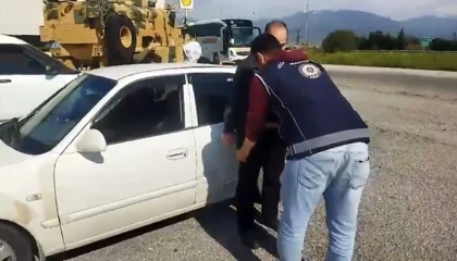 Osmaniyede durdurulan otomobilde 3 kaçak göçmen yakalandı