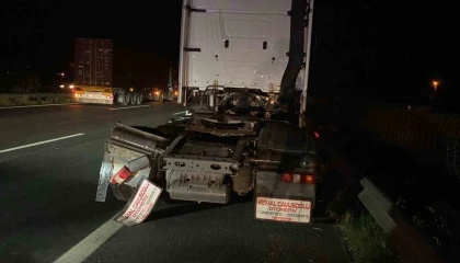 Osmaniyede hafif ticari araç tıra arkadan çarptı: 4 yaralı