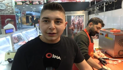 Osmaniyede kasaptan et alan köpek yüzleri gülümsetti