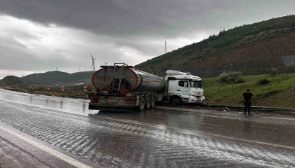 Osmaniyede kontrolden çıkan tanker bariyerlere çarptı