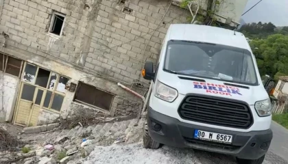 Osmaniyede okul servisi ile otomobil çarpıştı: 9u öğrenci 11 yaralı