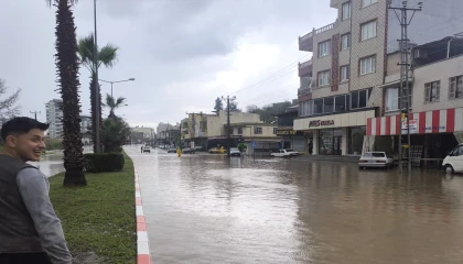 Osmaniyede sağanak yağmur hayatı felç etti