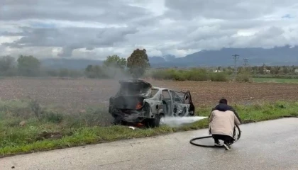 Osmaniyede seyir halindeki otomobil yandı