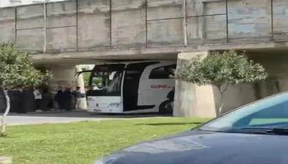 Otobüs köprü altına sıkıştı