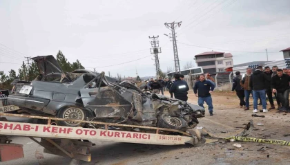 Otomobil kağıt gibi ezildi: 3 ölü, 3 yaralı