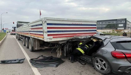 Otomobil tırın altına girdi