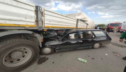 Otomobil tırın altına girdi: 2 yaralı