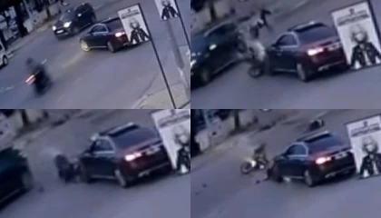 Otomobile çarpan motosikletli takla atıp yere düştü: O anlar kamerada