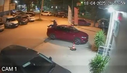 Otomobili tekmeleyip yumrukladı, yetmedi üzerine çıkıp zıpladı